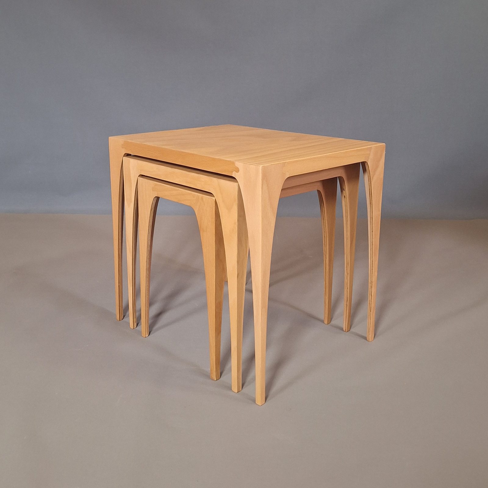 Tables gigognes — vue 3