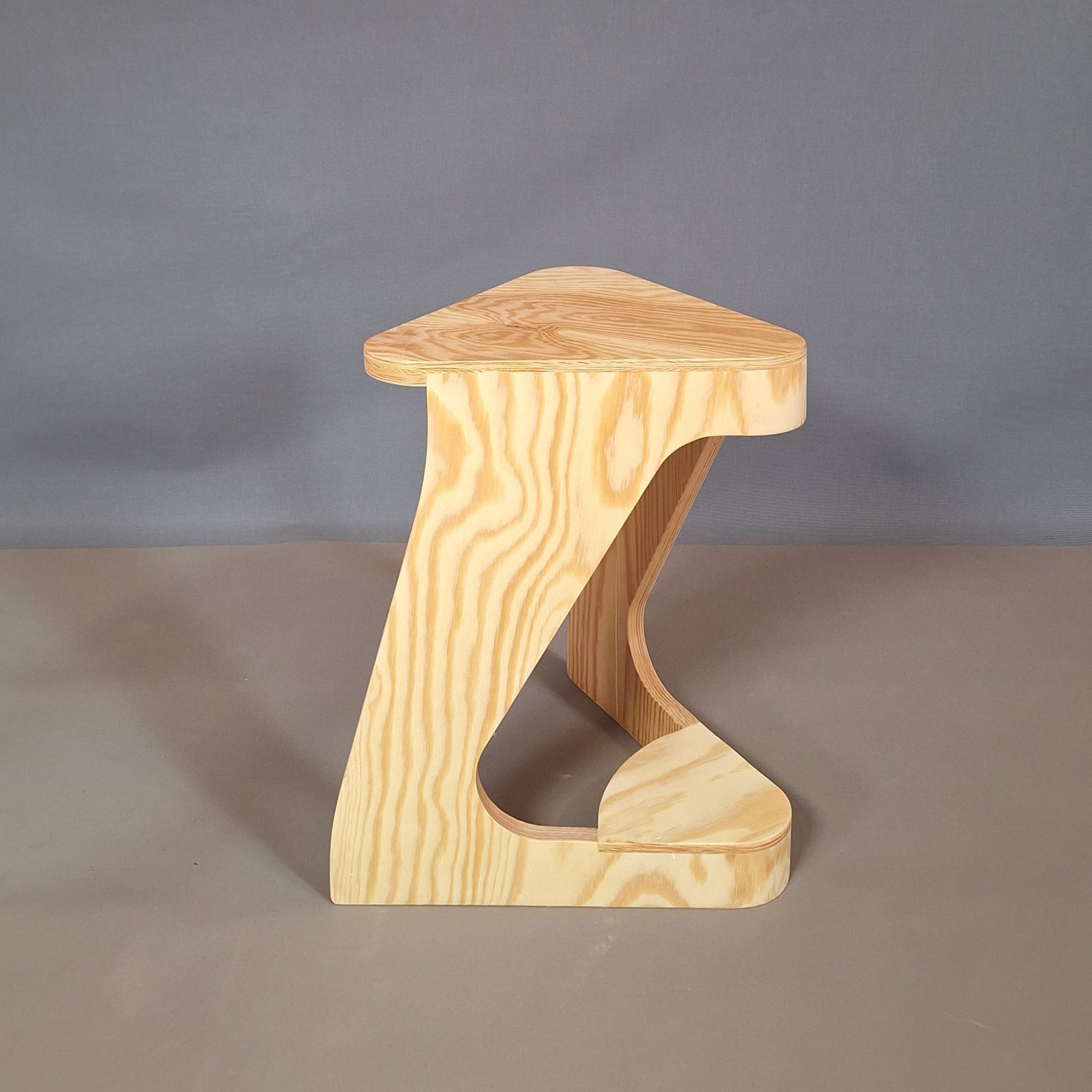 Tabouret empilable triangulaire — vue 1