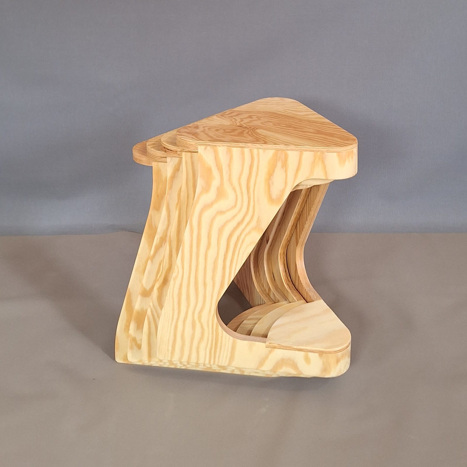 Tabouret empilable triangulaire — vue 2