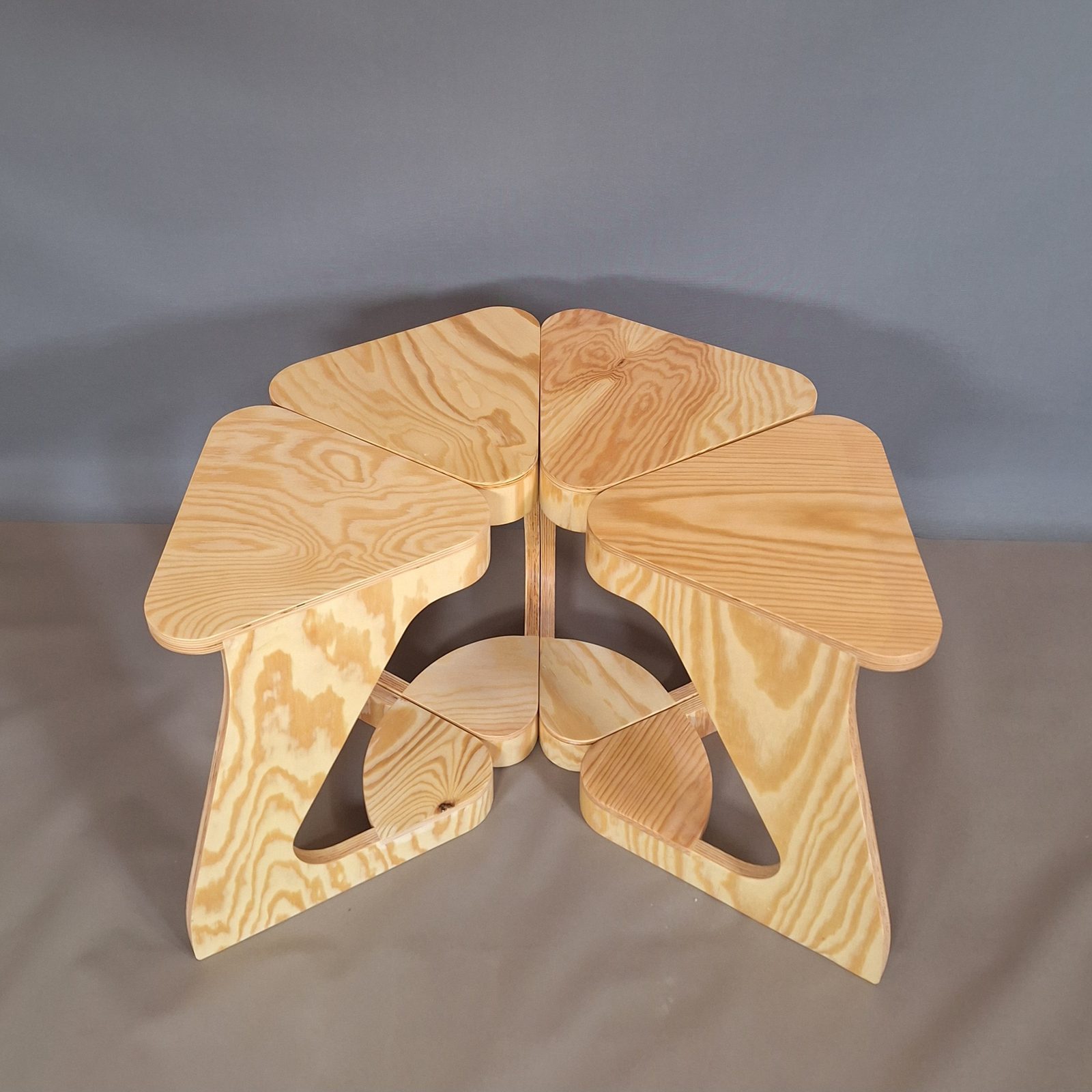 Tabouret empilable triangulaire — vue 3