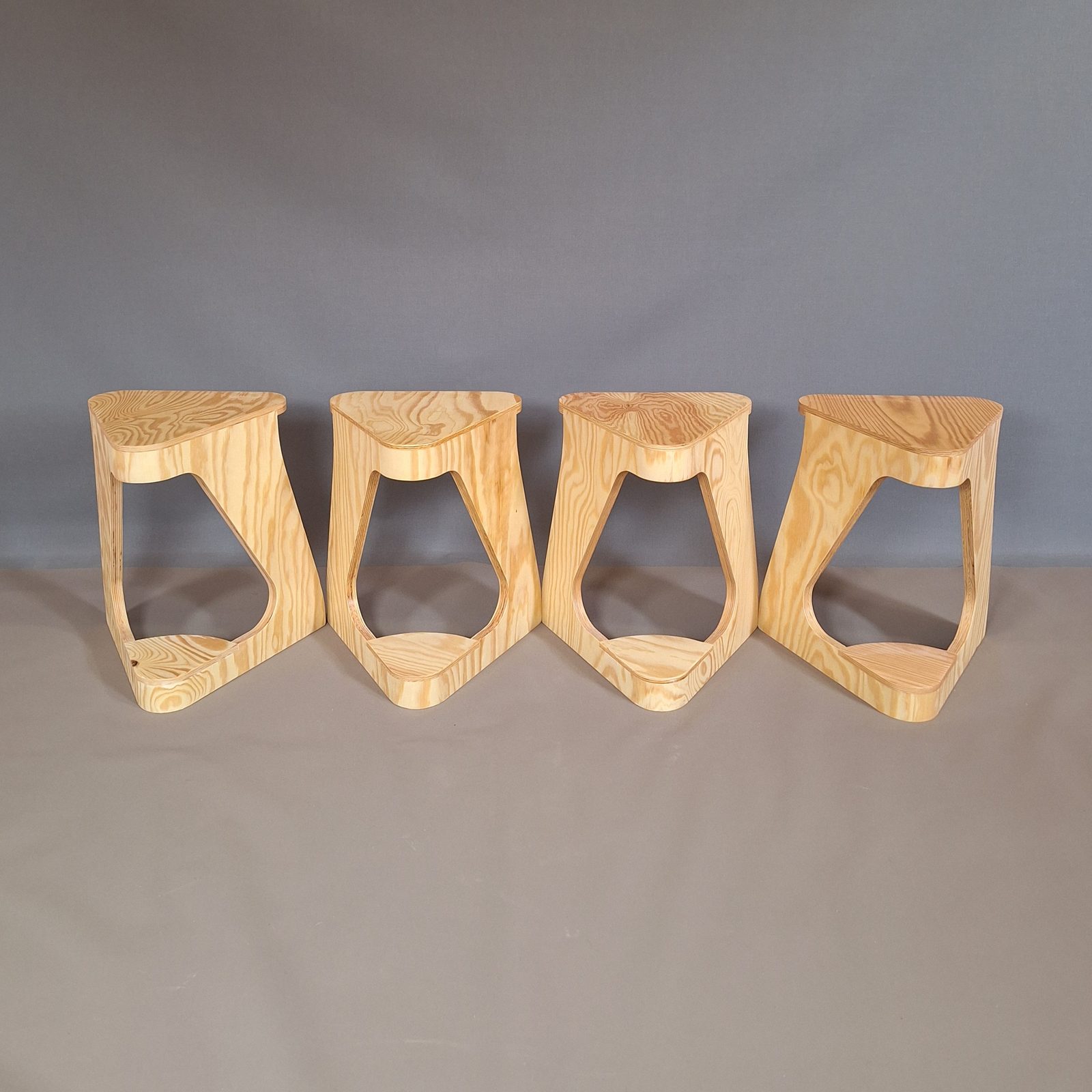 Tabouret empilable triangulaire — vue 4