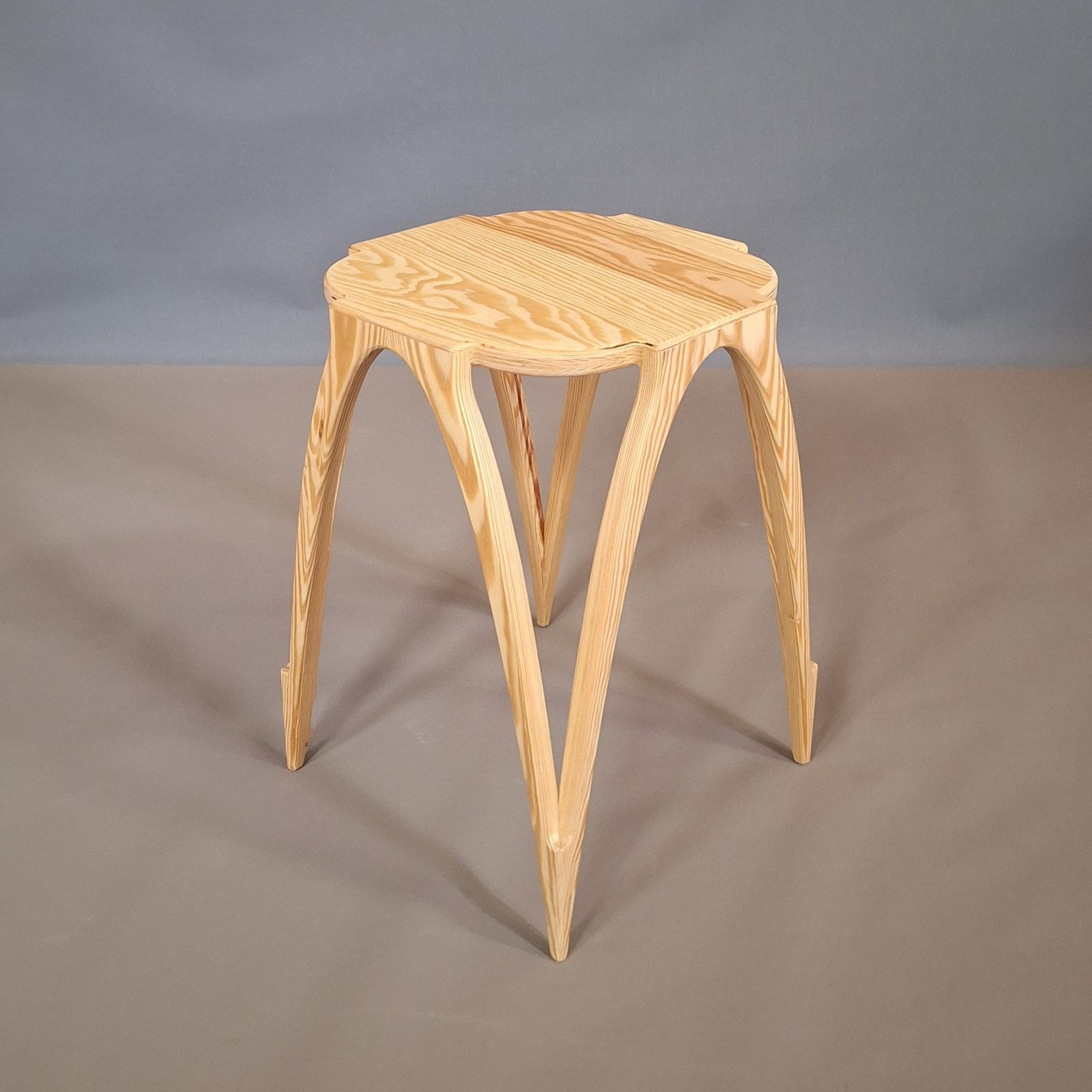 Tabourets empilables en bois — vue 1