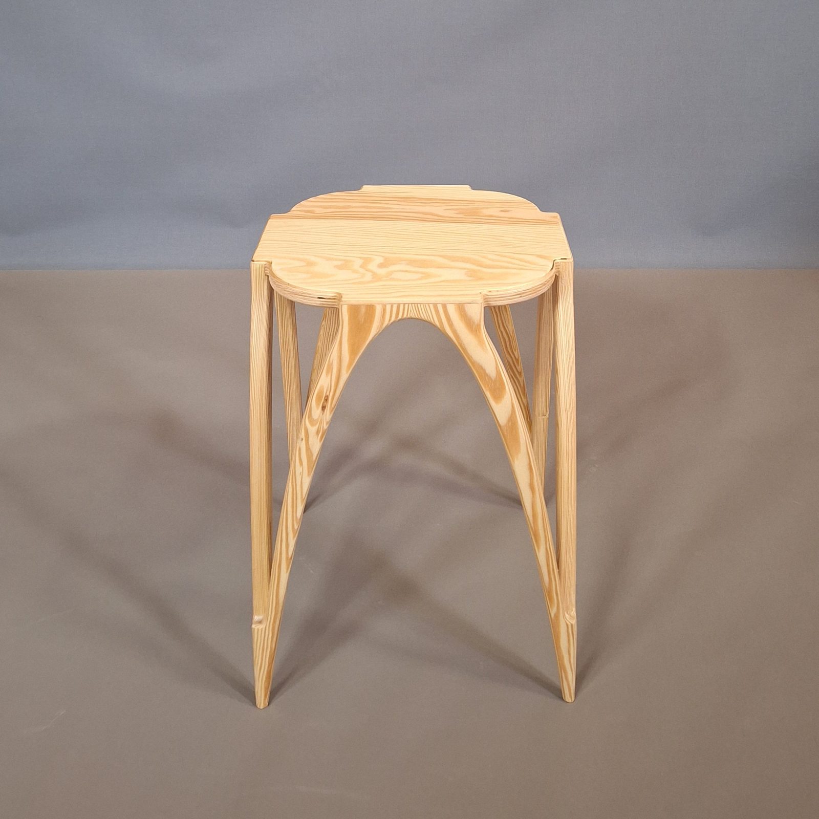 Tabourets empilables en bois — vue 2