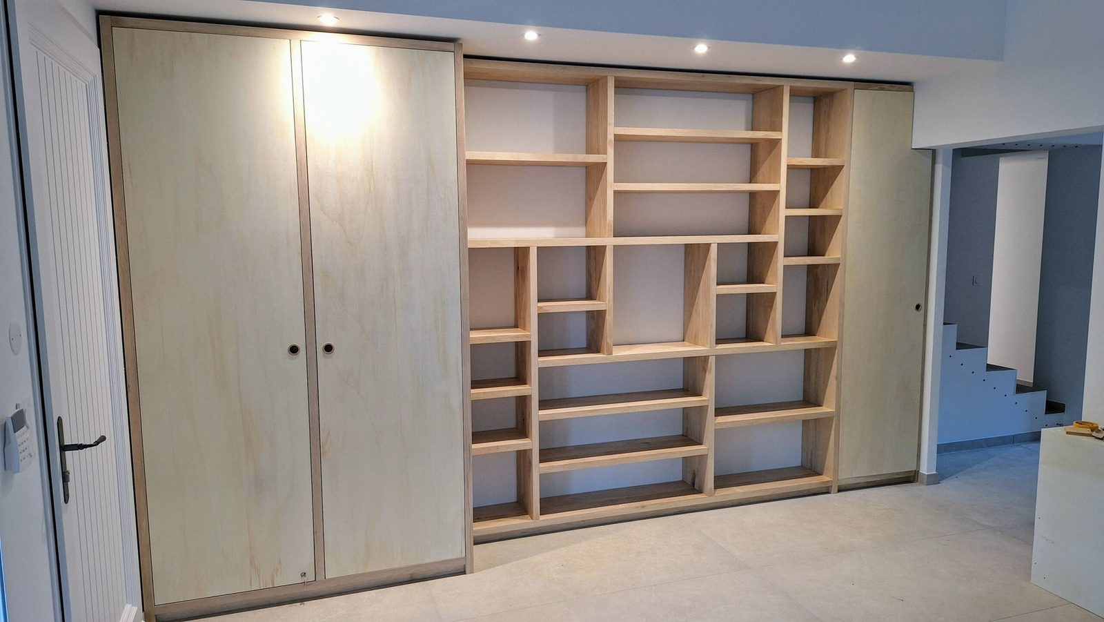 Bibliothèque sur mesure en bois massif de charme