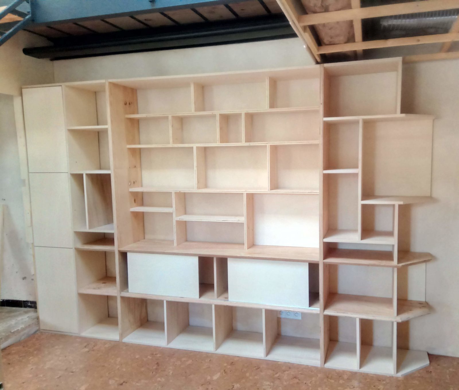 Bibliothèque sur mesure en contreplaqués recyclés