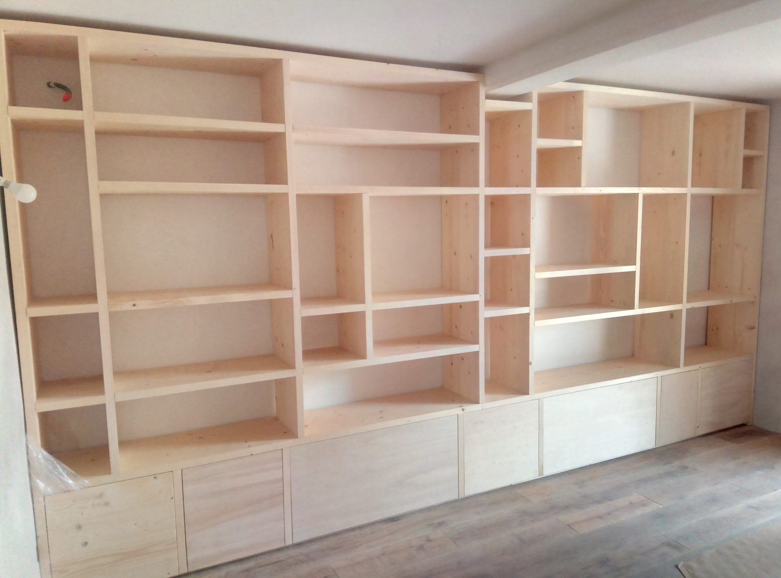 Bibliothèque sur mesure en sapin du jura